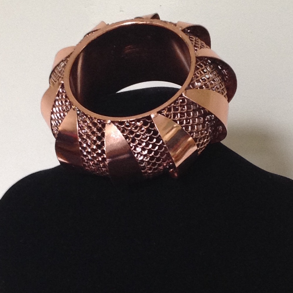 Rose gold statement bangle - Picture 3 of 3